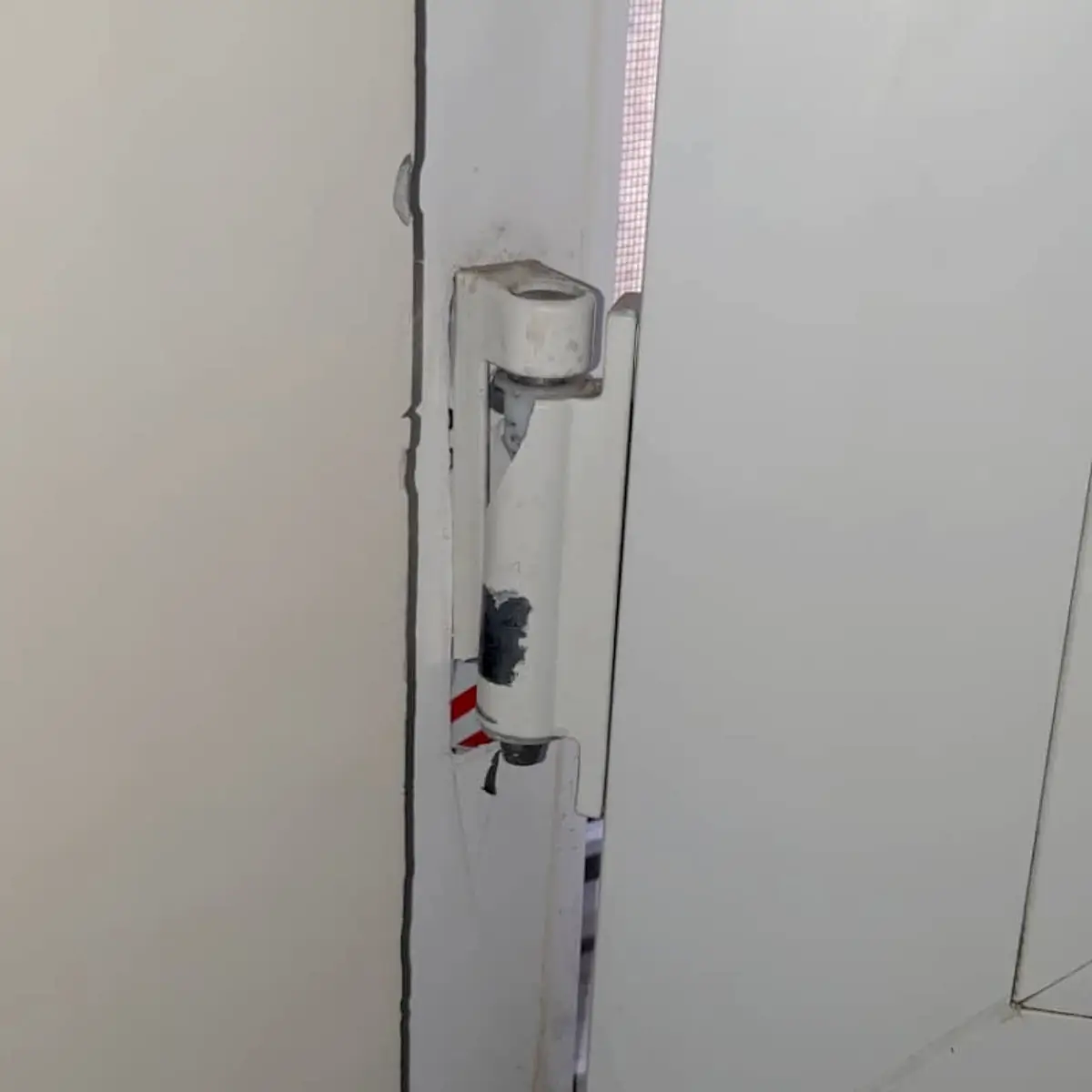 تعویض لولای شکسته