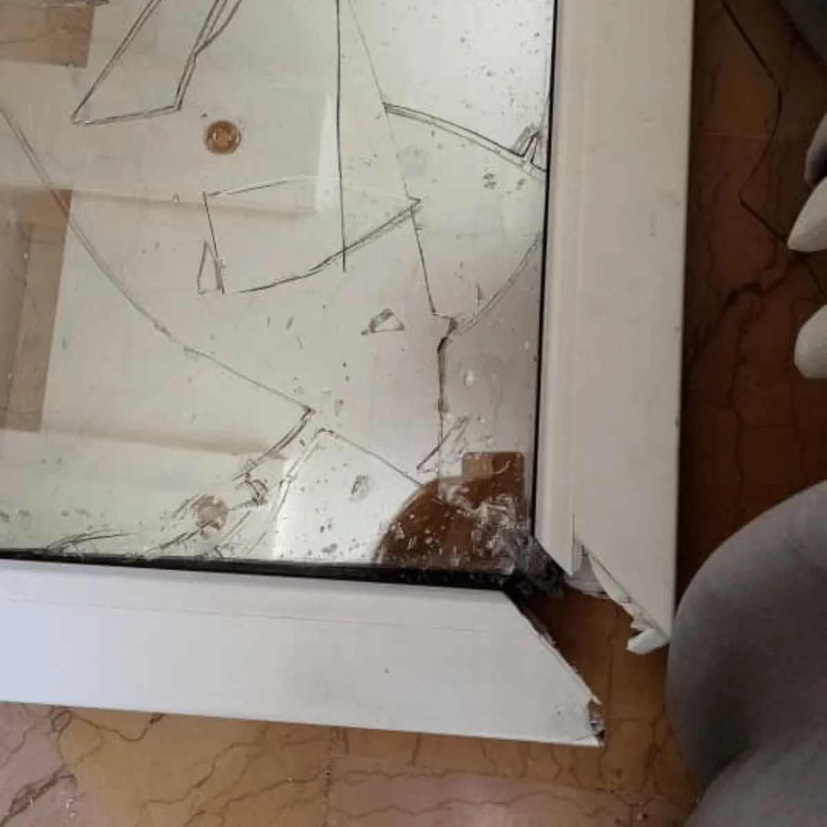 تعویض شیشه شکسته 2