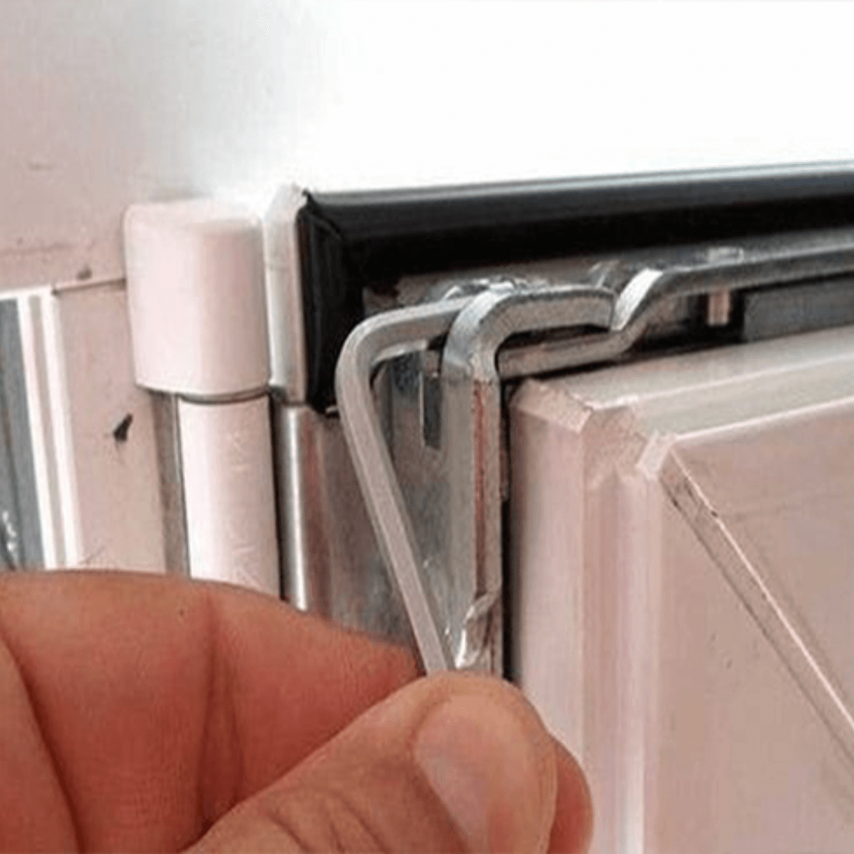 رگلاژ و عایق بندی پنجره دوجداره6