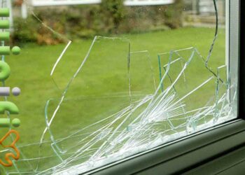 تعویض شیشه دوجداره شکسته