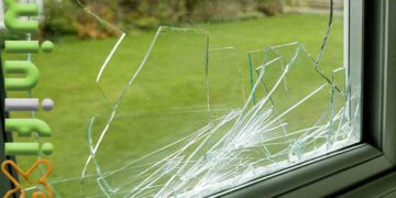 تعویض شیشه دوجداره شکسته