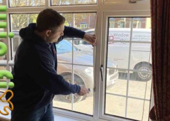 شیشه چسب شده