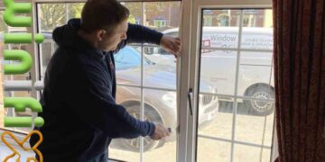 شیشه چسب شده